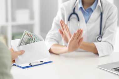 Doktor klinikte rüşveti reddediyor, yakın plan. Bozuk ilaç.