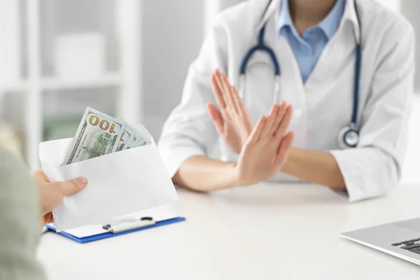 Doutor rejeitando suborno na clínica, close-up. Medicamento corrompido — Fotografia de Stock