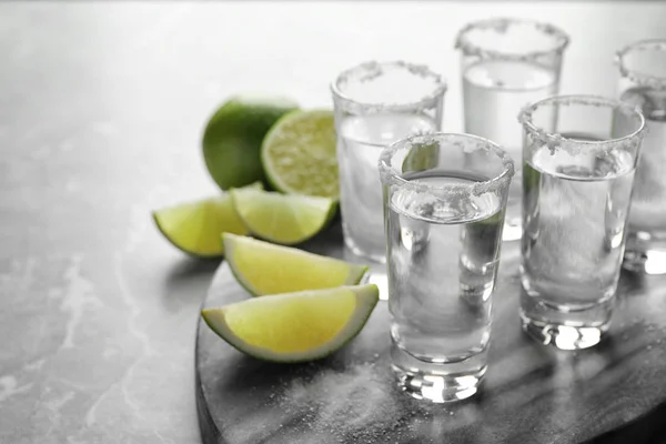 Tequila Mexicano Tiros Fatias Limão Sal Mesa Mármore Cinza — Fotografia de Stock