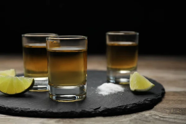 Mexikói Tequila Feles Lime Szeletek Asztalon — Stock Fotó