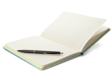 Beyaz üzerine izole edilmiş açık defter ve kalem