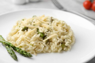 Tabakta kuşkonmaz olan leziz risotto, yakın plan.