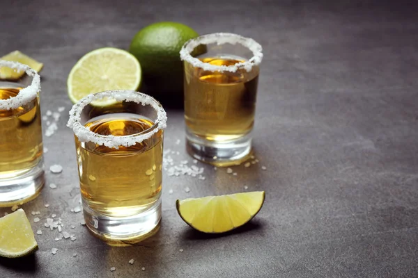 Mexicano Tequila Shots Fatias Limão Sal Mesa Cinza — Fotografia de Stock