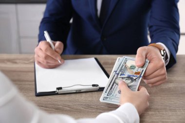 Ofisteki adama rüşvet veren kadın, yakın plan.