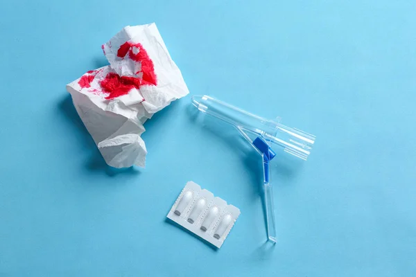 Anoscoop Zetpillen Toiletpapier Met Bloed Lichtblauwe Achtergrond Vlak Gelegd Hemorroïdbehandeling — Stockfoto