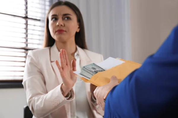 Kadını Ofiste Rüşveti Reddediyor Paraya Odaklanıyor — Stok fotoğraf