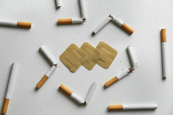 ニコチンパッチと白い背景に壊れたタバコ フラットレイ — ストック写真