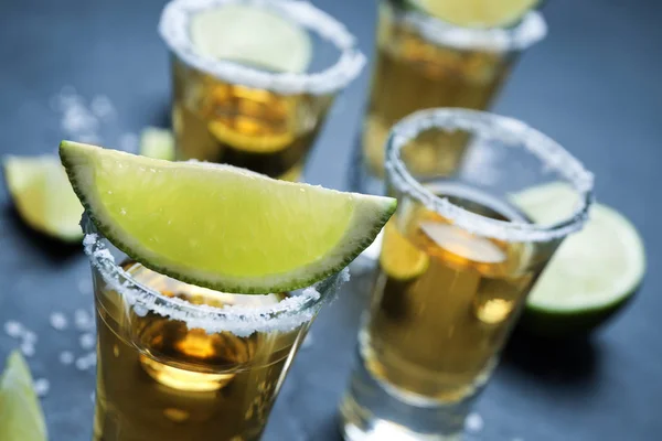 Mexikanska Tequila Skott Med Salt Och Lime Skivor Grått Bord — Stockfoto