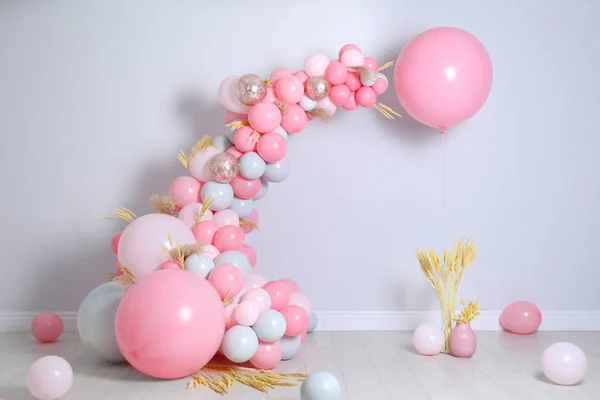 Bela Composição Com Balões Espiguetas Perto Parede Luz — Fotografia de Stock