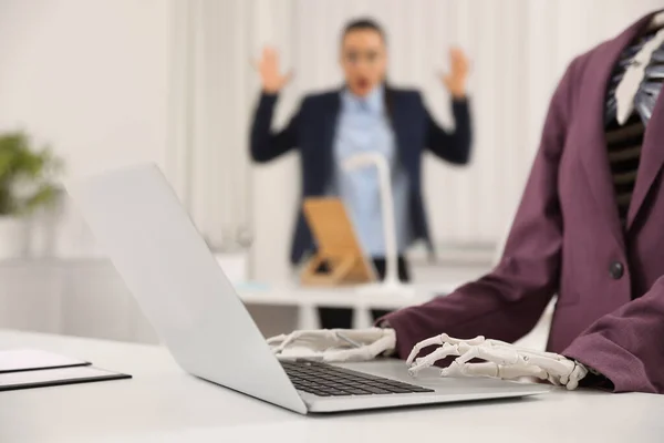 Esqueleto Humano Traje Usando Ordenador Portátil Mesa Oficina Primer Plano —  Fotos de Stock