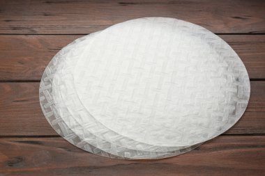 Tahta masadaki kuru pirinç kağıtları.