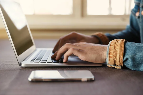 Junge Bloggerin Arbeitet Mit Laptop Tisch Café Nahaufnahme — Stockfoto