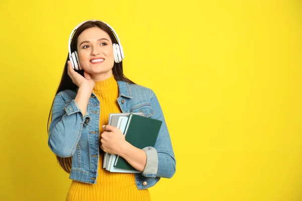 Νεαρή Γυναίκα Ακούει Audiobook Κίτρινο Φόντο Χώρος Για Κείμενο — Φωτογραφία Αρχείου