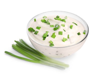 Beyaz arka planda soğanlı taze ekşi krema.