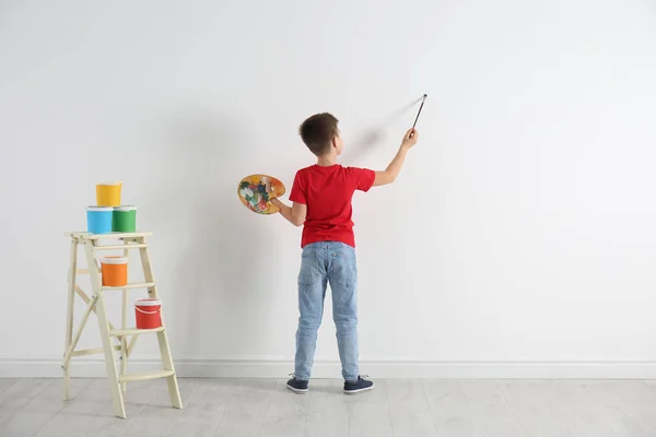 Маленький Ребенок Рисует Белой Стене Помещении — стоковое фото