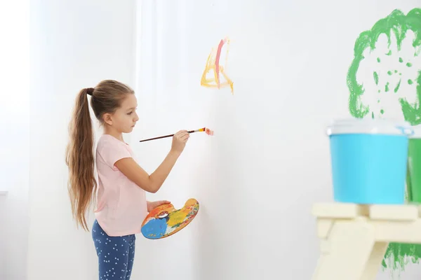 Pequena Criança Pintura Parede Branca Dentro Casa — Fotografia de Stock