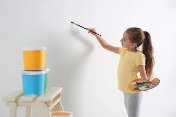 Pequena Criança Pintura Parede Branca Branco Dentro Casa — Fotografia de Stock