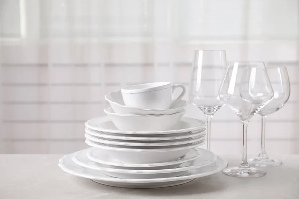Set di stoviglie pulite su tavolo in marmo grigio chiaro — Foto Stock