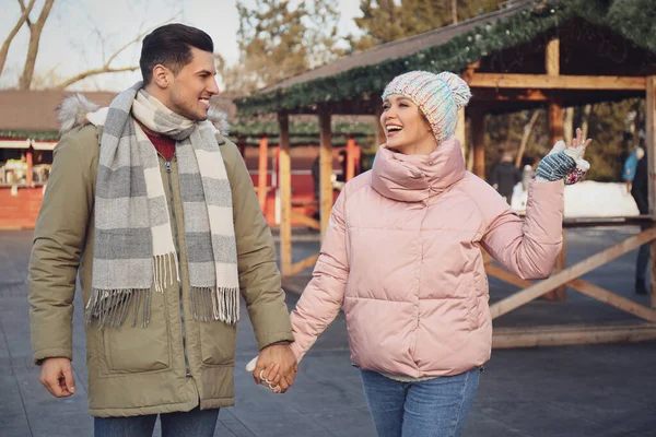 冬のフェアで手をつないで幸せなカップル クリスマスのお祝い — ストック写真