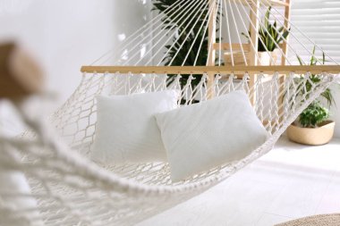 Şık ışık odasında rahat bir hamak. İç tasarım