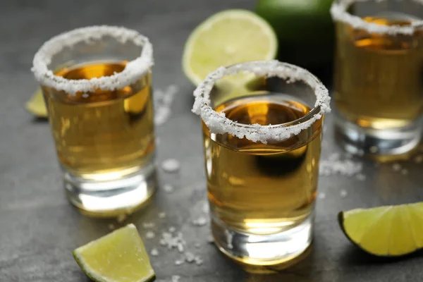 Mexikanska Tequila Shots Lime Skivor Och Salt Grått Bord — Stockfoto