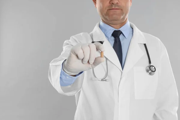Dokter Memegang Supositori Untuk Pengobatan Hemoroid Pada Latar Belakang Abu — Stok Foto