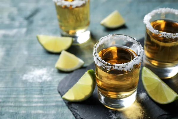 Mexikanska Tequila Skott Lime Skivor Och Salt Blått Träbord — Stockfoto