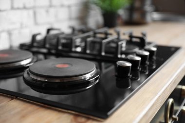 Mutfakta gaz ve elektrik ocakları olan yeni modern fırın.