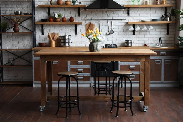 Bel intérieur de cuisine avec de nouveaux meubles élégants — Photo