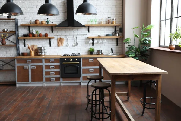 Όμορφο εσωτερικό κουζίνα με νέα κομψά έπιπλα — Φωτογραφία Αρχείου