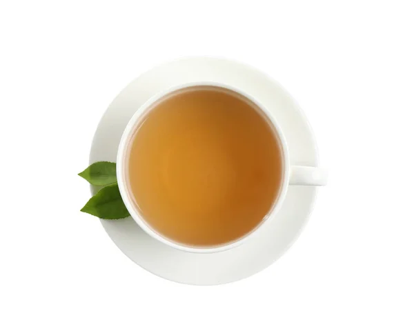 緑茶と葉のカップは白で隔離され トップビュー — ストック写真