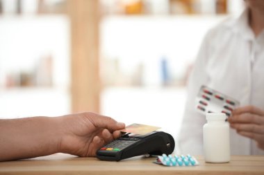 Müşteri kredi kartıyla ulaşılamayan ödemeler için terminal kullanıyor