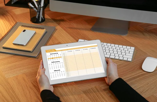 Kvinner Som Bruker Nettbrett Med Kalenderapp Arbeidsplassen Nærbilde – stockfoto