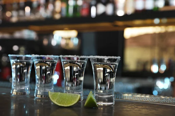 Mexikanska Tequila Skott Med Lime Skivor Bardisken — Stockfoto