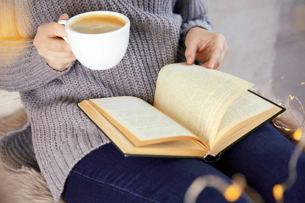 Vrouw Met Kopje Koffie Lezen Boek Thuis Close — Stockfoto