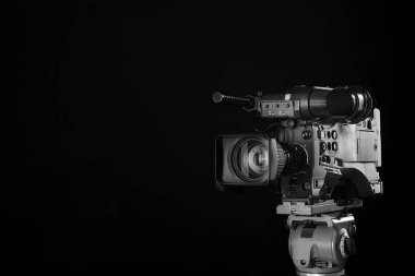 Siyah arka planda modern profesyonel video kamera. Metin için boşluk