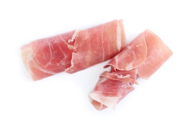 Beyaz arkaplanda lezzetli prosciutto, üst görünüm
