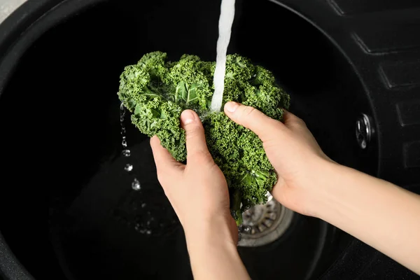 Wanita Mencuci Daun Kale Segar Atas Wastafel Closeup — Stok Foto
