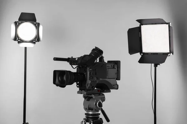 Câmera Vídeo Profissional Equipamentos Iluminação Fundo Branco — Fotografia de Stock