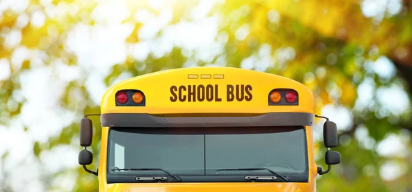 Żółty Szkolny Autobus Zewnątrz Zbliżenie Transport Dla Studentów — Zdjęcie stockowe