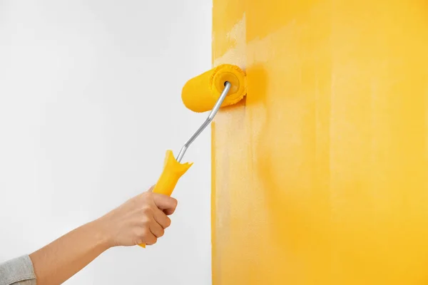 Femme Peinture Mur Blanc Avec Colorant Jaune Gros Plan Rénovation — Photo