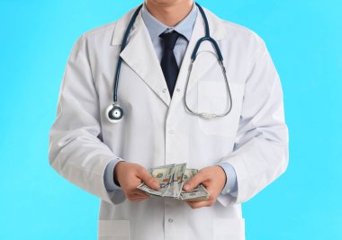 Açık mavi arka planda rüşvet alan doktor, yakın plan. Yozlaşma 