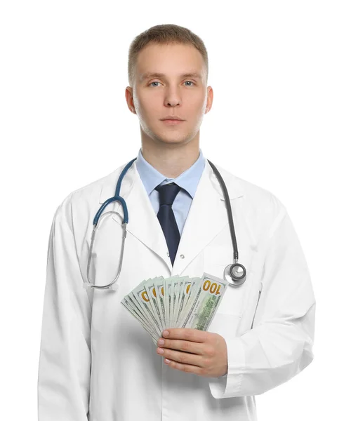 Dokter met steekpenningen op witte achtergrond. Corruptie in de geneeskunde — Stockfoto