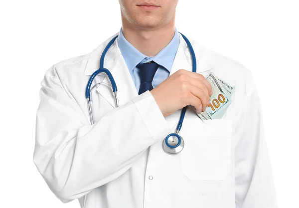 Arzt steckt Bestechungsgeld in die Tasche auf weißem Hintergrund, Nahaufnahme. c — Stockfoto