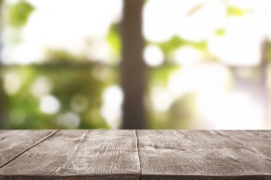 Sabahları bahçenin penceresinden görüşüm bulanıklaşıyor.