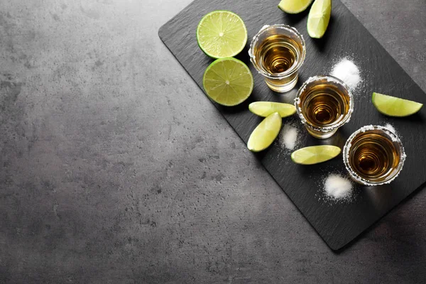 Tequila Mexicano Con Sal Lima Sobre Mesa Gris Vista Superior — Foto de Stock