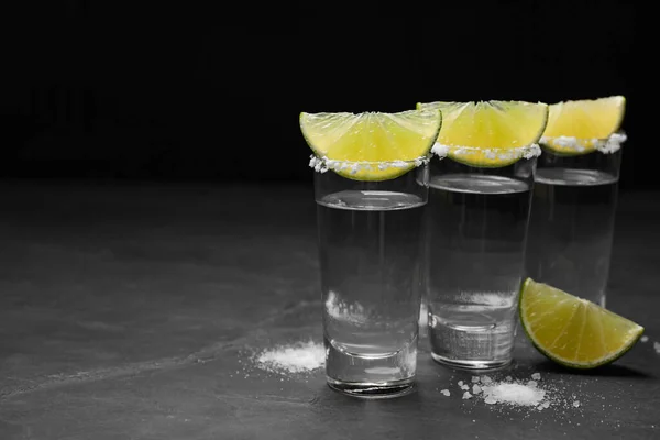 Tequila Mexicana Fatias Limão Sal Mesa Preta Espaço Para Texto — Fotografia de Stock