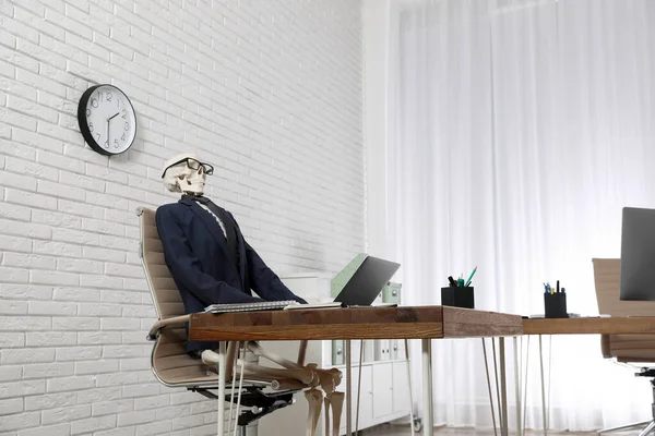 Human Skeleton Suit Using Laptop Table Office — Stock Photo, Image