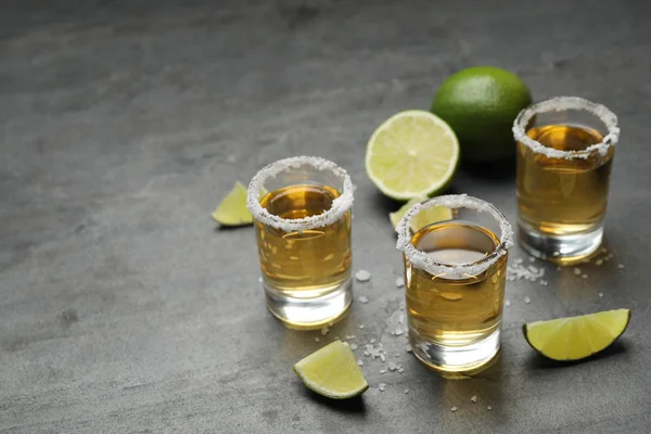 Mexicano Tequila Shots Fatias Limão Sal Mesa Cinza — Fotografia de Stock