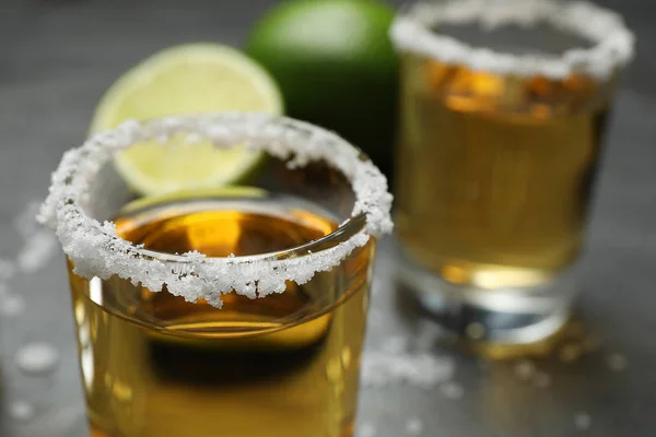 Meksykańska Tequila Solą Szarym Stole Zbliżenie — Zdjęcie stockowe